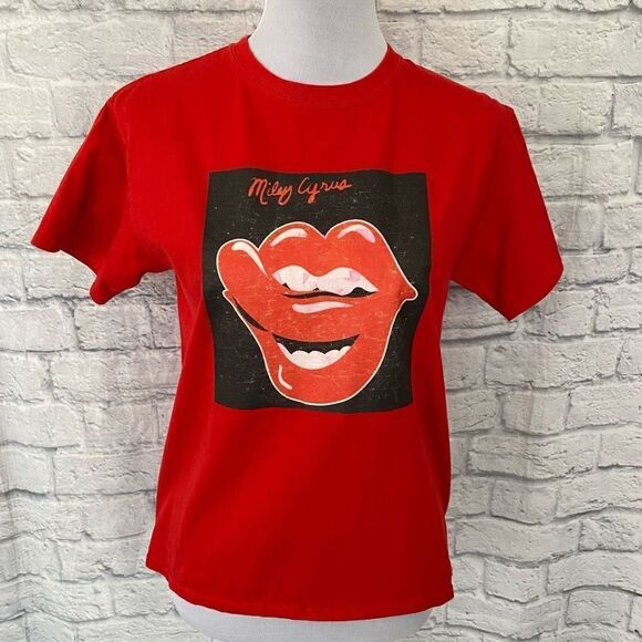 Miley Cyrus Gildan youth L short sleeve Crewneck concert t-shirt red - Picture 1 of 9